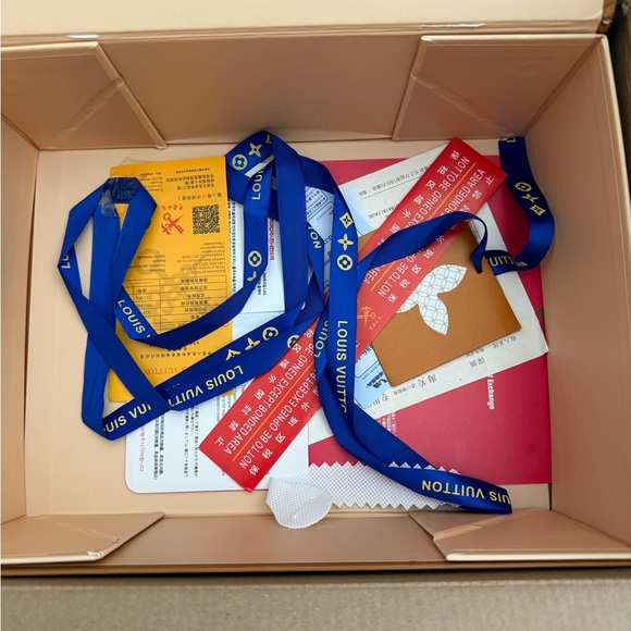 NEW IN BOX LV Coussin PM size camel color - Picture 4 of 11